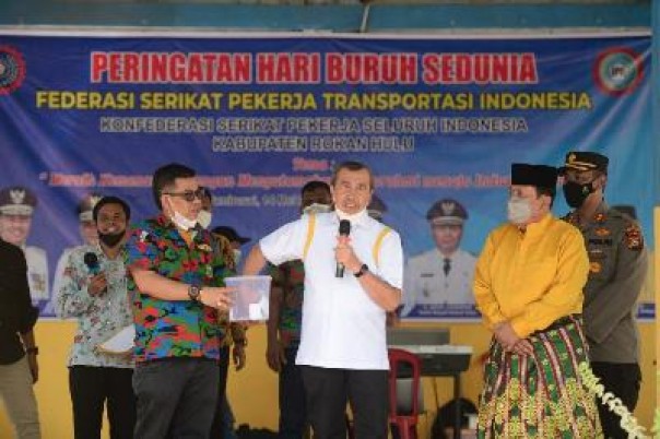 Gubernur Riau Syamsuar mencabut undian dalam acara yang digelar FSPTI Rohul di Pasar Dalu-Dalu, Tambusai, Rohul, Sabtu (14/5/2022). (diskominfotik)