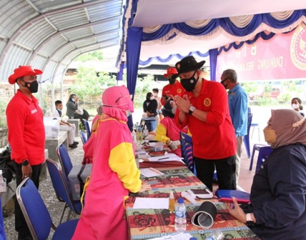 Kabinda Riau Brigjend Amino Setya Budi menyambangi petugas medis saat di sela berlangsung vaksinasi. (istimewa)