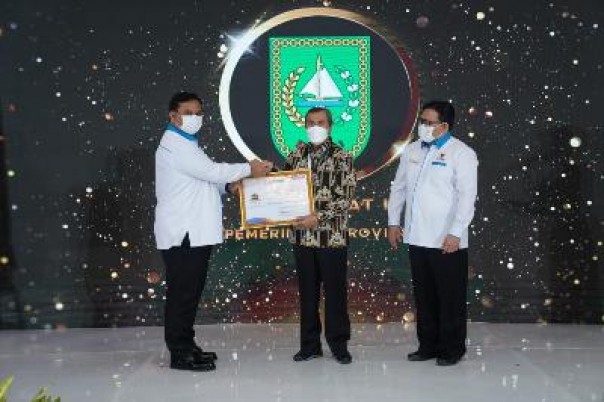 Gubernur Syamsuar menerima penghargaan Prediket Kepatuhan Tinggi Standar Pelayanan Publik Tahun 2021 dari Ombudsman RI, Rabu (29/12/2021) di Jakarta. (badanpenghubung)