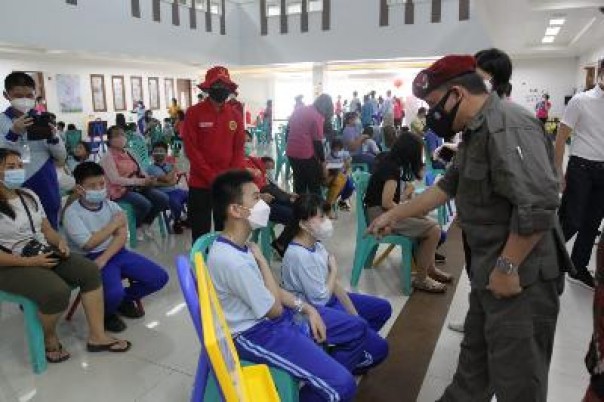 Kepala BIN Riau, Brigjen TNI Amino Setya Budi memantau pelaksanaan vaksinasi di SD Metta Maitreya, Sabtu (12/2/2022). (istimewa)