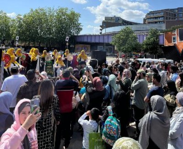 Penonton antusias menyaksikan penampilan Annisaa Rebana London di Festival Eid Mubarak di London, Ahad (8/5/2022). (istimewa)