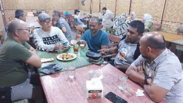 Ali Imran, wartawan di Kepulauan Meranti didamping Ketua PWI-nya, Syamsidir, menjelaskan kronologis penganiayaan terhadap dirinya kepada Ketua PWI Riau, Zulmansyah Sekedang, Rabu (1/6/2022) malam. (istimewa)