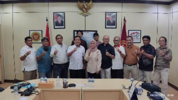 Kabinda Riau foto bersama organisasi wartawan dan organisasi perusahaan pers yang ada di Riau, Kamis (4/8/2022). (istimewa)