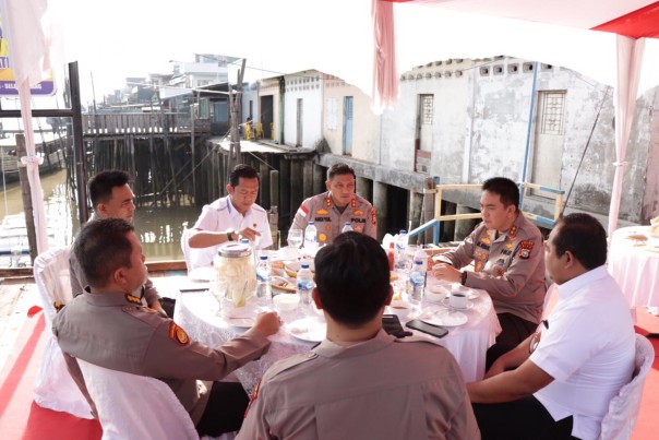 Kapolda Riau, Irjend Pol M Iqbal SIK MH didampingi para Direktur dan Kapolres Meranti, AKBP Andi Yul Lapawesean TG SIK MH saat bersantap di pelabuhan Pol Air Selatpanjang saat lawatannya ke Meranti