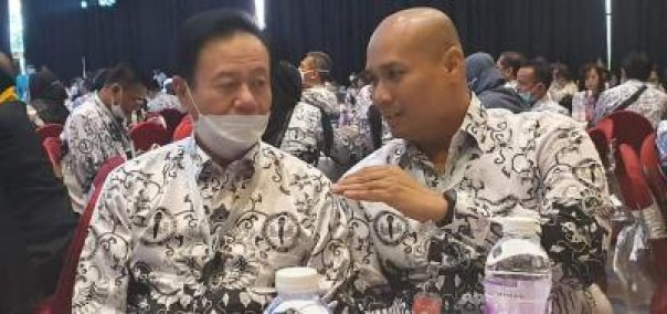 Ketua PGRI DKI Jakarta Dr H Adi Dasmin, MM berbincang dengan Ketua PGRI Riau Dr Muhammad Syafi'i dalam suatu acara di Jakarta, beberapa waktu lalu. (istimewa)