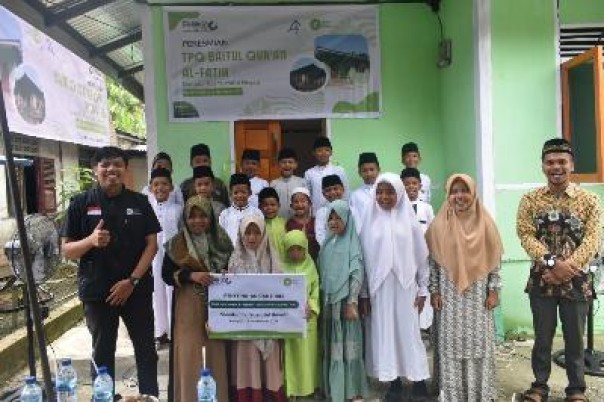 Foto bersama usai peresmian TPQ Baitul Qur'an Al-Fatih di Desa Parit Baru, Tambang, Kampar, Ahad (13/11/2022). (humasizi)