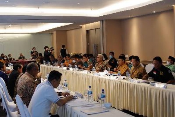Pertemuan Gubri dengan Komisi XI DPR RI membahas perkebunan sawit, Jumat (18/11/2022). (diskominfotik)