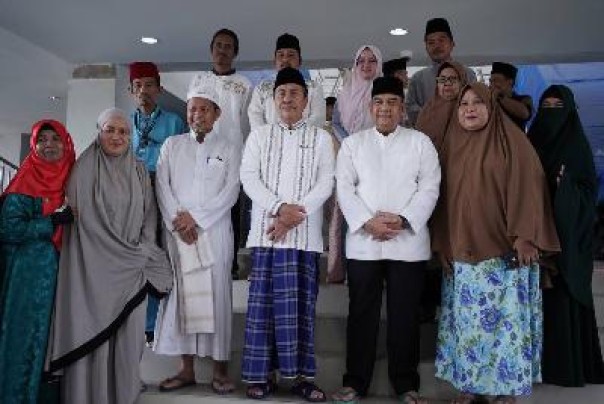 Gubri dan Wagubri saat menghadiri Gerakan Salat Subuh Berjamaah (GSSB), yang digelar pada Ahad (20/11/2022) pagi, di Masjid Raya Nurul Wathan Provinsi Riau, Rumbai, Pekanbaru. (diskominfotik)