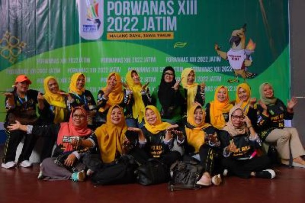 Ketum IKWI PWI Pusat foto bersama Ketua IKWI PWI Riau dan tim tenis meja PWI Riau. (humaspwiriau)