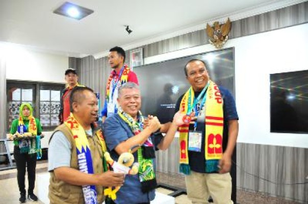 Jonathan Surbakti saat menerima perunggu yang tampil pada lomba fotografer Porwanas XIII di Malang. (humaspwiriau)