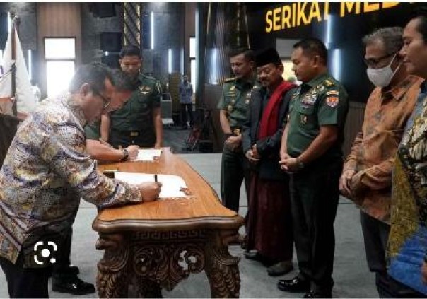 Penandatanganan nota kesepahaman (MoU) SMSI dengan PUSSANSAD disaksikan KSAD Jenderal TNI Dudung Abdurachman beberapa waktu lalu (istimewa)