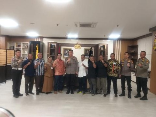 Kapolda Riau, Irjen Pol Mohammad Iqbal SiK foto bersama Panitia Gashuku dan kenaikkan tingkat DAN Inkanas Riau, Selasa (10/1/2023). (istimewa)