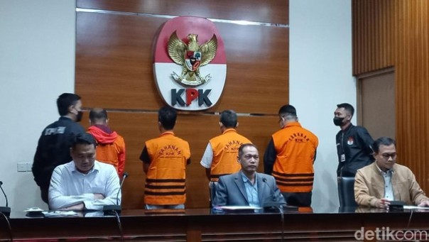 KPK menetapkan 6 orang tersangka dalam kasus Wali Kota Bandung Yana Mulyana, Minggu (16/4/2023).