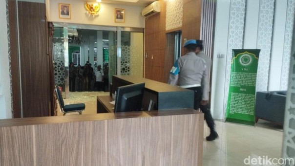 Petugas olah TKP di Kantor MUI Pusat, Selasa (2/5/2023).