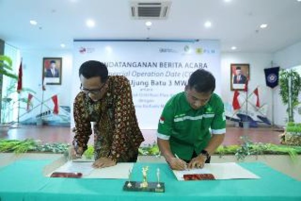 Penandatanganan berita acara operasi komersial atau Commercial Operation Date (COD) antara PLN Unit Induk Distribusi Riau dan Kepulauan Riau (UIDRKR) dengan PT Pasadena Biofuels Mandiri di Ruang Rapat Siak PLN UIDRKR, Rabu (3/5/2023). (humaspln)