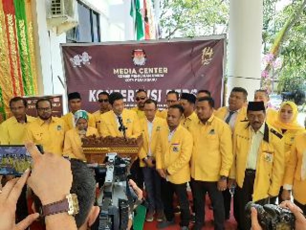 Sekretaris DPD Partai Golkar Pekanbaru, Roni Amriel, menyerahkan berkas 50 bacaleg DPRD Pekanbaru dari Golkar kepada Ketua KPU Pekanbaru, Anton Merciyanto, Ahad (14/5/2023). (istimewa/golkar)