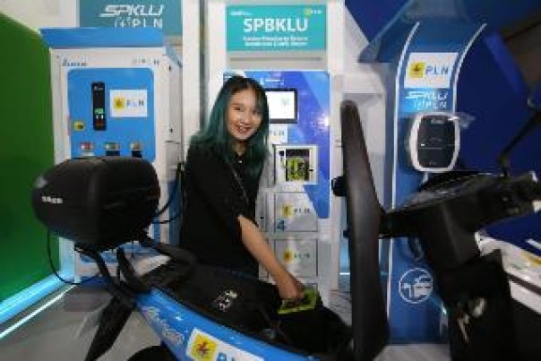 Pegawai memperlihatkan baterai molis. (humaspln)
