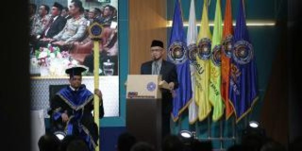 Ketum PP Muhammadiyah Haedar Nashir menyampaikan pesan kepada Prof Dadang Hartanto dalam acara pengukuhan guru besar (Profesor) UMSU di Jakarta, Sabtu (27/5/2023). (istimewa/muhammadiyah.or.id)
