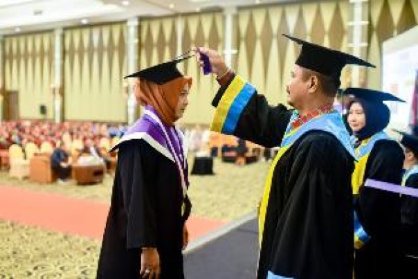 Ketua Stikes Tengku Maharatu, Ns Charles SKep MSi mewisuda mahasiswi, Rabu (15/11/2023). (istimewa/rh)