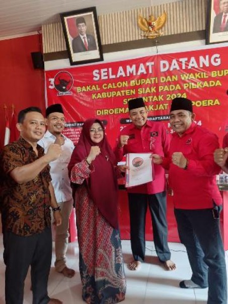 Afni menerima formulir pendaftaran sebagai bacalonbup Siak dari PDIP, Jumat (26/4/2024). (istimewa)