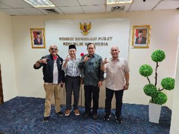 Ketua Komisi Informasi Pusat RI,  Dr Donny Yoesgiantoro, dan Anggota Kompolnas RI, Muhammad Dawam, Ketua KI Riau Zufra Irwan, dan Wakil Ketua KI Junaidi foto bersama usai Monev ke Kompolnas, Selasa (14/5/2024). (istimewa)