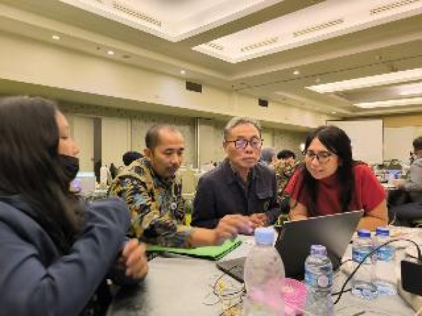 Ketua Bidang Pendidikan PWI Pusat M Nasir bersama perwakilan Kemendikbudristek di Haris Hotel, Rabu (29/5/2024). (istimewa)