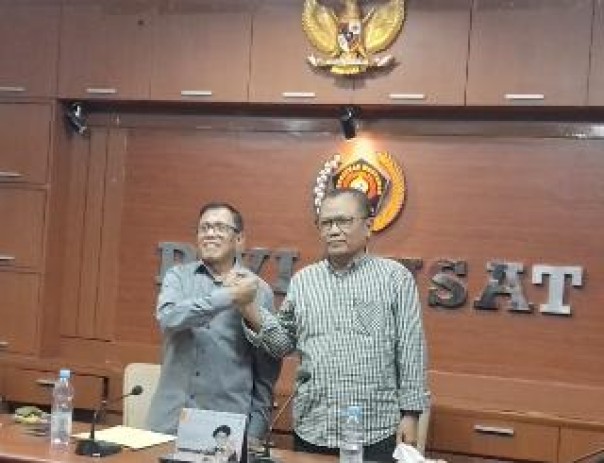 Ketua DK PWI Pusat Sasongko Tedjo (kanan) bersalaman dengan Ketum PWI Pusat Hendry Ch Bangun, usai rapat pleno yang diperluas Pengurus PWI yang dihadiri juga oleh Dewan Kehormatan, Dewan Penasehat dan Dewan Pakar Kamis (27/6/2024 ) di Kantor PWI Gedung Dewan Pers Jalan Kebon Sirih Jakarta. (istimewa