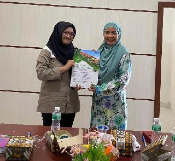 Dua pimpinan lembaga pendidikan yaitu Dekan Fakultas Pertanian UPP Lufita Nur Alfiah SP, MSi dan Kepala SMK Kelapa Sawit Arsya Ganeeta Indonesia (AGI) Pelalawan Riau Ririn Jauharaini SH, MH menandatangani nota kesepahaman (MoU), Jumat (5/7/2024.) (Istimewa)