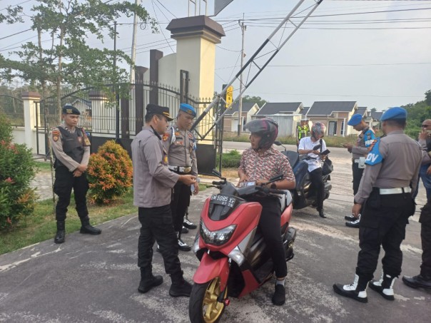 Wakapolres Meranti, Kompol Dodi Z Hasibuan SE MH didampingi Kabag Ops, Kompol Yudi Setiawan SH MH dan Anggota Propam melakukan pengecekan kelengkapan kendaraan seluruh personil Polres Meranti di pintu masuk Mako, Selasa (16/7/2024)