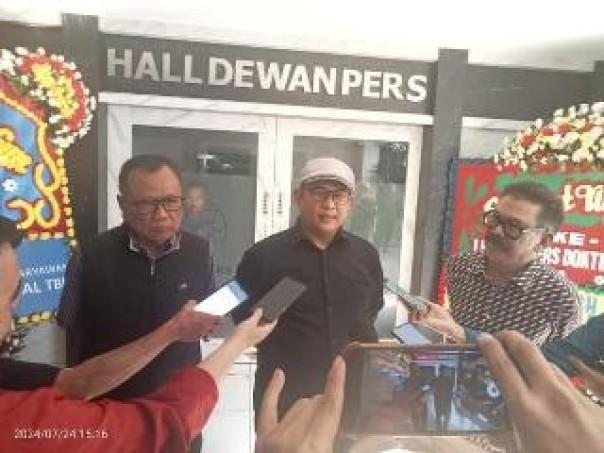 Zulmansyah Sekedang diapit Ketua DK dan Ketua Dewan Penasehat PWI Pusat, udai ditetapkan menjadi Plt Ketum PWI Pusat. (istimewa)