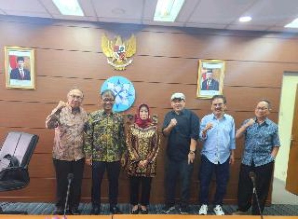 Ketua Dewan Pers Ninik Rahayu foto bersama pengurus PWI Pusat hasil KLB diselenggarakan beberapa waktu lalu, Jumat (30/8/2024). (humaspwipusat)