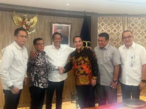 Menkumham bersama Ketum PWI hasil KLB Zulmansyah Sekedang dan Hendry Ch Bangun serta perwakilan Dewan Pers foto bersama usai pertemuan rekonsiliasi, Rabu (28/8/2024). (humaspwipusat)