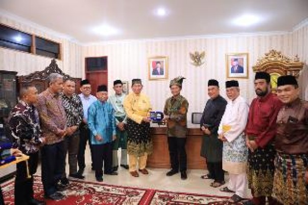 Sinergi Bersama Tokoh Adat, GM PLN UIDRKR Silaturahmi dengan Ketua Lembaga Adat Melayu Riau. (humaspln)