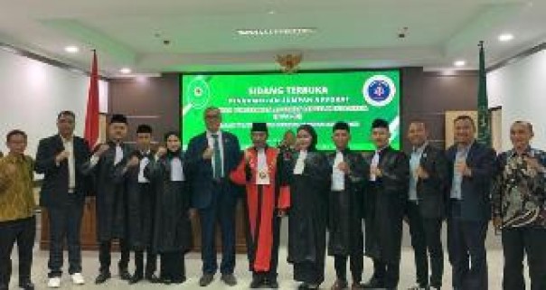 Ketua Pengadilan Tinggi Banjarmasin Dr. H. Gusrizal, SH., M.Hum (tengah) dan Ketum DePA-RI Dr. TM Luthfi Yazid, SH, LL.M (di sebelah kirinya) bersama para advokat usai acara pengambilan sumpah Advokat DePA-RI di Banjarmasin, Jumat 4 Oktober 2024 (Foto: Humas DePA-RI)