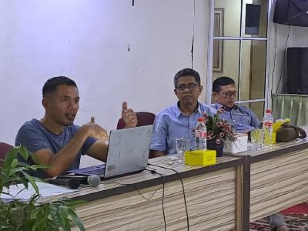 Direktur Riset VOXinstitute Albion Zikra dan Direktur Eksekutif Fendri Jaswir ketika menjelaskan hasil survei. (istimewa)