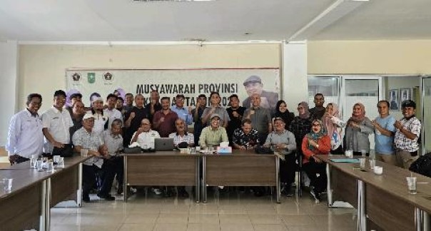 Foto bersama pengurus PWI Riau usai rapat pleno, Senin (28/10/2024). (istimewa)