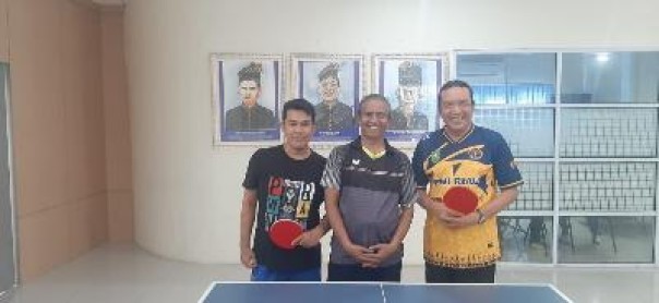 Syahnan Rangkuti (kanan) bersama pemain tenis meja PWI Riau. (humaspwiriau)