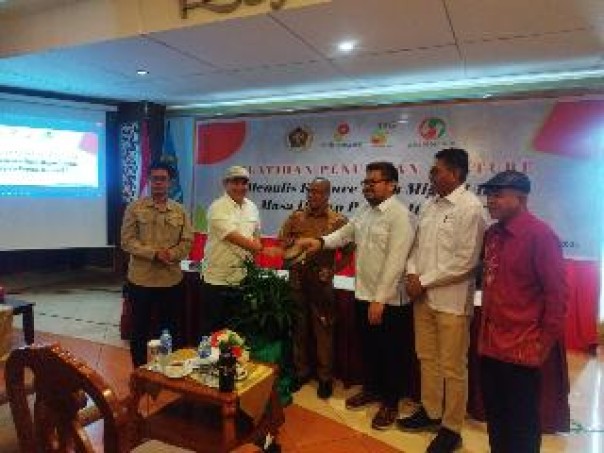 Ketum PWI Pusat Zulmansyah Sekedang bersalaman dengan SKK Migas Papua Maluku dan Genting Oil Pte Ltd usai pembukaan acara pelatihan penulisan berita feature di Hotel Aston Niu Manokwari, Selasa (5/11/2024). (istimewa)