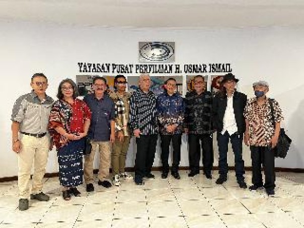 Menteri Kebudayaan Fadli Zon foto bersama jajaran pengurus PWI Pusat, Selasa (12/11/2024) kemarin. (humaspwipusat)