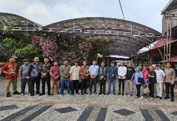 Foto bersama Plt Kakanim Kelas I Pekanbaru dengan Ketua PWI Riau Raja Isyam Azwar, usai silaturahmi dan diskusi di salah satu rumah makan di Pekanbaru, Jumat (15/11/2024). (humaspwiriau)