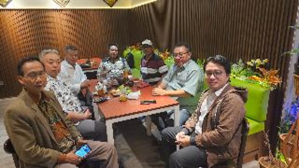 Ketum SMSI Pusat Firdaus memimpin rapat pembentukan tim kajian kedaulatan digital Indonesia, Kamis (14/11/2024) kemarin. (humassmsipusat)