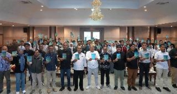 Ketum PWI Pusat Zulmansyah Sekedang foto bersama dalam acara peluncuran buku berjudul 