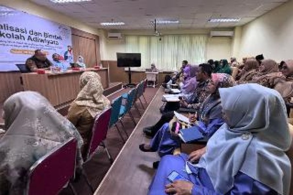 PT Pertamina Hulu Rokan (PHR) bersama mitranya, LPPM Universitas Muhammadiyah Riau saat memberikan sosialisasi dan bimbingan teknis kepada sekolah-sekolah di Riau. (istimewa)