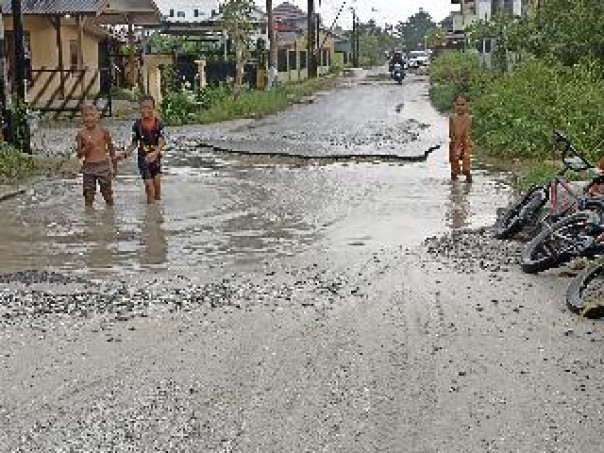 Anak-anak mandi di kubangan Jalan Teladan. (istimewa)