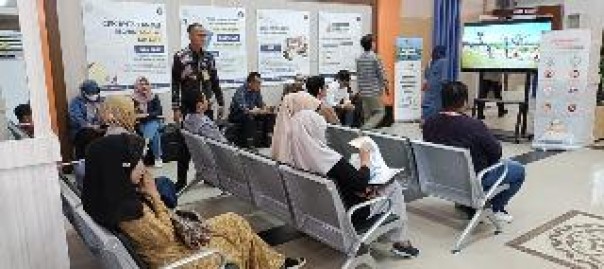 Kasi Humas Kantor Imigrasi kelas 1 TPI Pekanbaru Baharudin di sela memantau kondisi pelayanan kepada masyarakat, Jumat (6/12/2024). (istimewa)