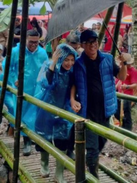 Menteri  Desa dan Daerah Tertinggal Yandri Susanto bersama istrinya. (istimewa)