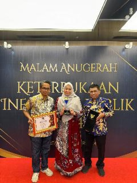 Rektor Unri Prof Dr Sri Indarti, SE MSi bersama Wakil Rektor foto bersama usai menerima anugerah, Selasa (17/12/2024) malam. (istimewa)