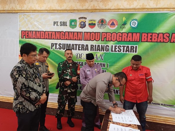 Wakapolres Meranti Kompol Dodi Zulkarnain menjadi saksi MOU Desa Bebas Api PT SRL dengan tiga Desa di Kecamatan Rangsang, Rabu (18/12/2024).PT. SRL 