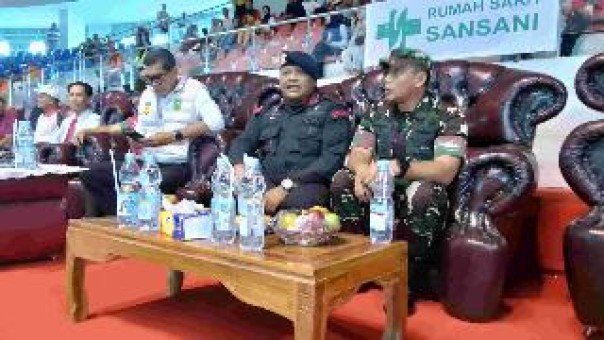 Ketua Forki Riau, Parisman Ihwan bersama Ketua Harian INKANAS Riau, Dansat Brimob Polda Riau. (istimewa)