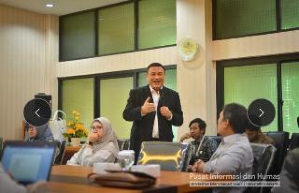 Wartawan Senior Aat Surya Safaat saat menyampaikan materi pada Workshop 